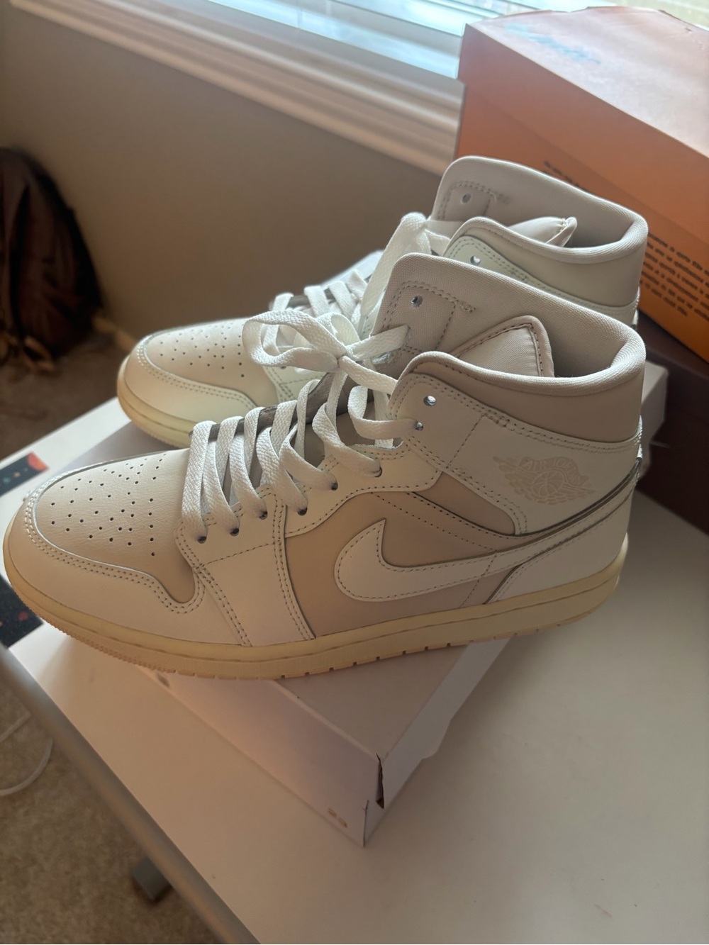 Nike Air Jordan 1 Mid - Cream & White